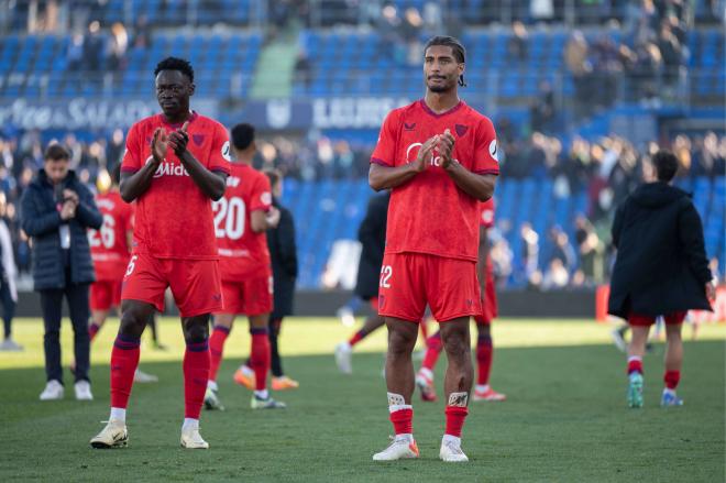 Akor Adams y Badé, tras el Getafe-Sevilla (Foto: Cordon Press).