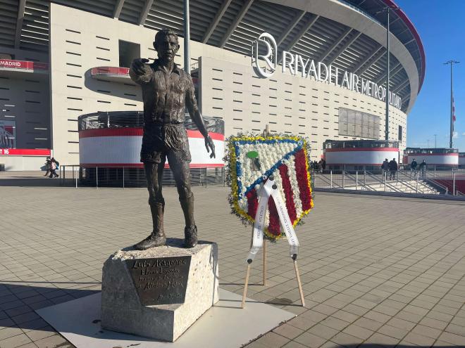 Homenaje en la estatua de Luis Aragonés (ElDesmarque)