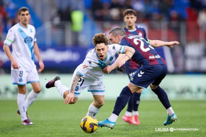 Mario Soriano y Arbilla en un lance del Eibar-Deportivo de La Coruña (Foto: LALIGA).