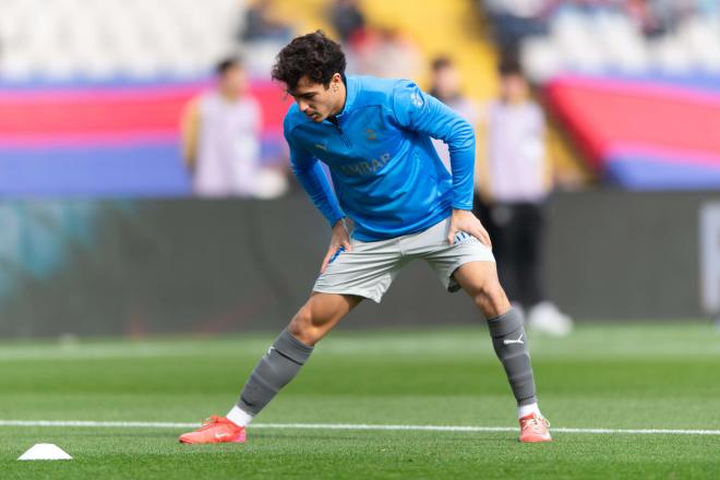 Manu Sánchez calienta en Montjuic ('X' Alavés)