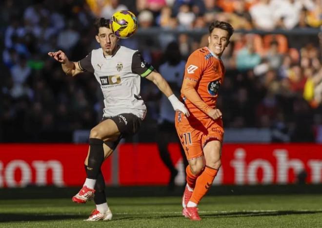 Diego López ante Cervi (Foto: EFE).