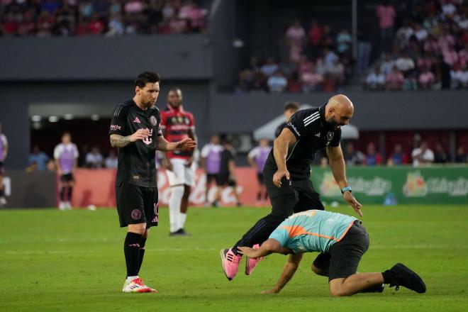 Un aficionado burla al seguridad de Messi (FOTO: Cordón Press).