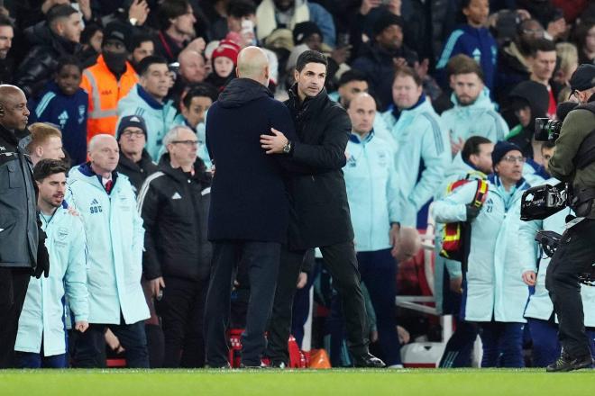 Pep Guardiola y Mikel Arteta se saluda en el Arsenal-Manchester City (FOTO: Cordón Press).