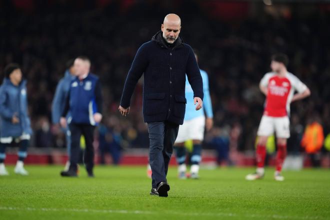 Pep Guardiola camina por el césped tras el Arsenal-Manchester City (FOTO: Cordón Press).