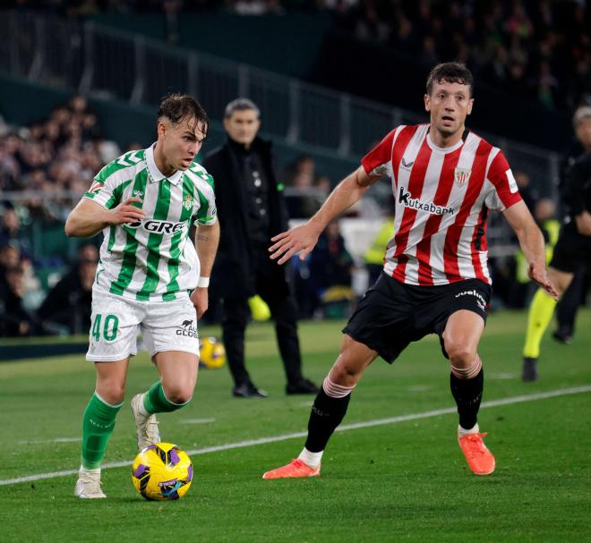 Ángel Ortiz ante Mikel Vesga (foto: Cordón Press).