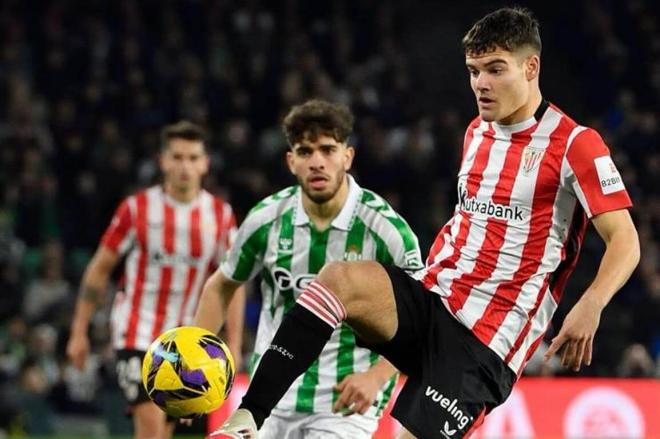 Jugada del joven Peio Canales en el empate ante el Real Betis en el Benito Villamarín (Foto: Athletic Club).