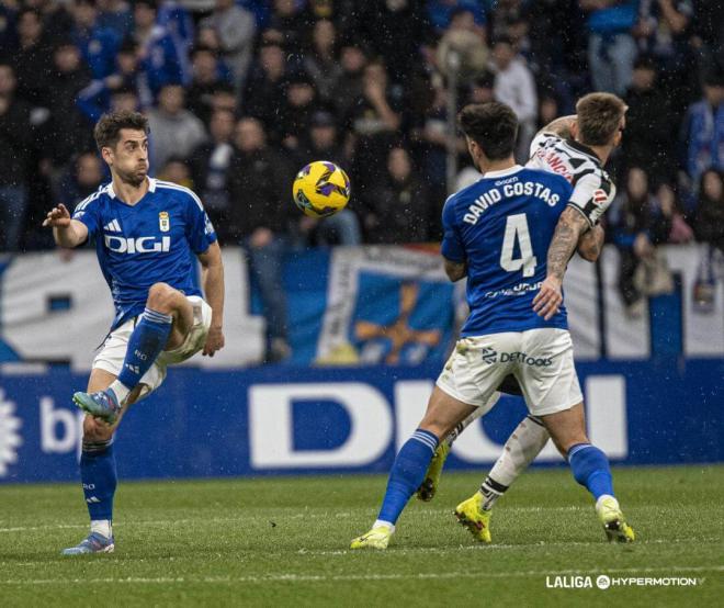 César de la Hoz, durante el Real Oviedo-Castellón (Foto: LALIGA).