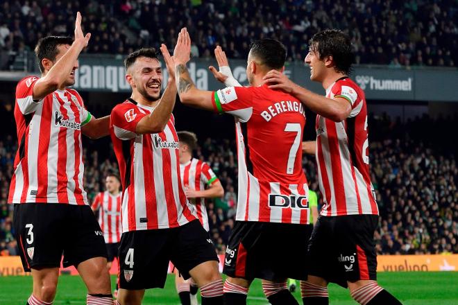 Paredes agradece a Berenguer el gol ante el Betis en el Villamarín (Foto: Athletic Club).