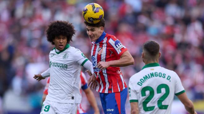 Julián Álvarez, ante Peter Federico en el Atlético-Getafe (Foto: Cordon Press).