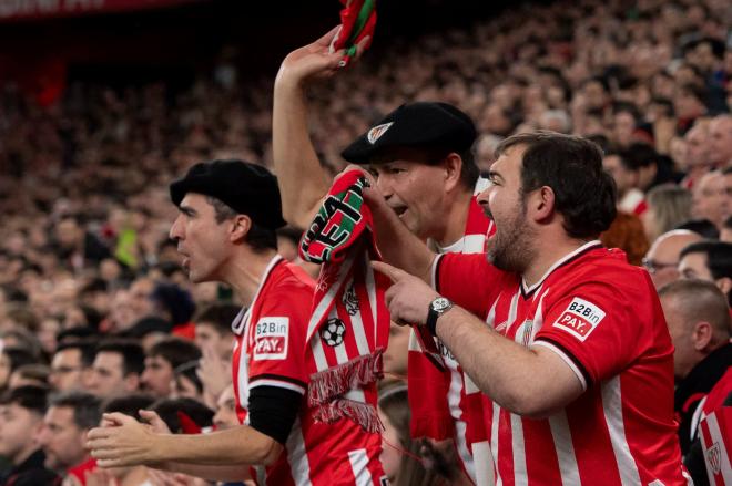 La afición zurigorri dándolo todo en la grada de San Mamés (Foto: Athletic Club).