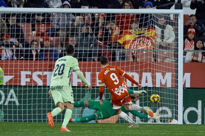 Cillessen parando el penalti a Abel Ruiz en el Girona-Las Palmas (Foto: Cordon Press).