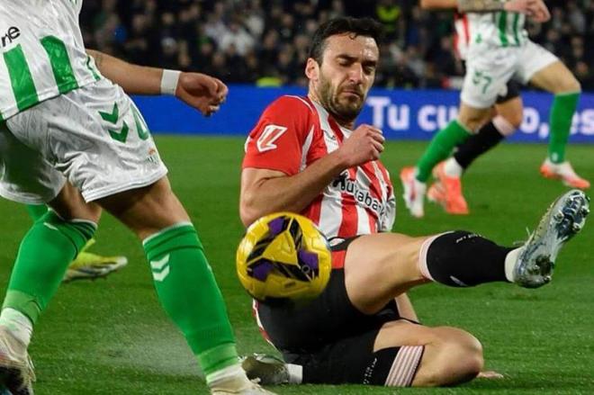 Jugada de Iñigo Lekue ante el Betis en el Villamarín (Foto: Athletic Club).