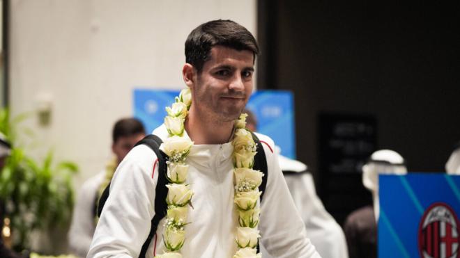 Álvaro Morata en la recepción del aeropuerto (Cordon Press)