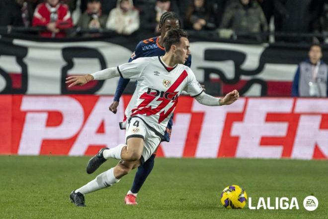 Pedro Díaz conduce el balón durante el Rayo-Celta (Foto: LALIGA).