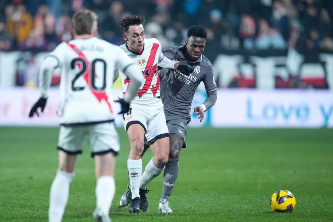 Pedro Díaz pelea con Vinicius durante el Rayo-Real Madrid (Foto: Europa Press).