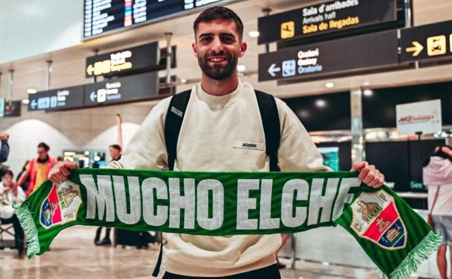 Pejiño posa con la bufanda del Elche (Foto: ECF).