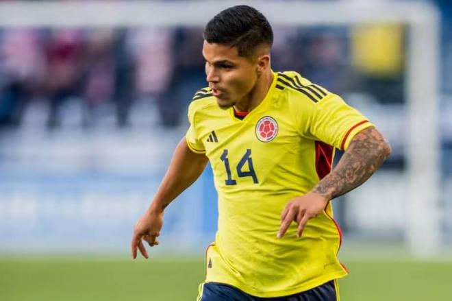 El Cucho Hernández, en un partido con Colombia.