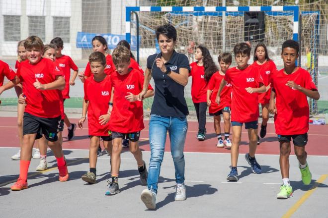 La marchadora, María Pérez, en un encuentro con los niños andaluces.