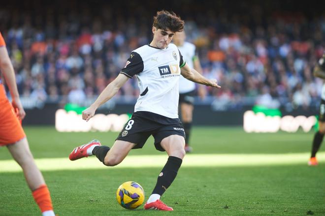 Javi Guerra en un partido con el Valencia CF (Cordon Press)