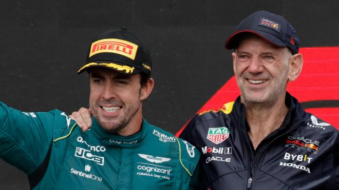 Alonso y Adrian Newey en el podio (Cordon Press)