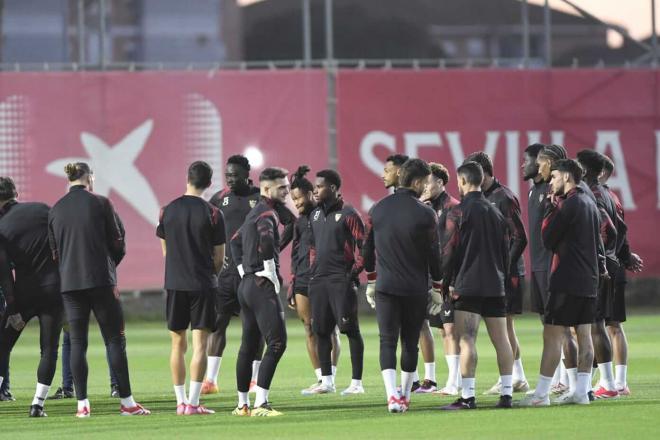 Los jugadores del Sevilla, en el entrenamiento de este martes (Foto: Kiko Hurtado).