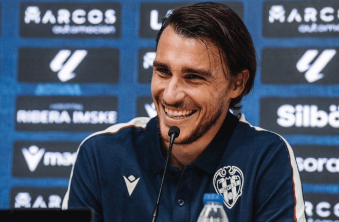 Ignasi Miquel ríe durante su presentación