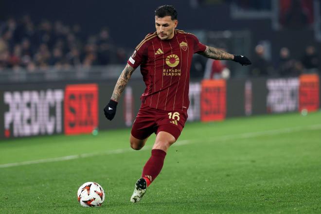 Leandro Paredes golpea el balón en un partido de la Roma (Foto: Cordon Press).