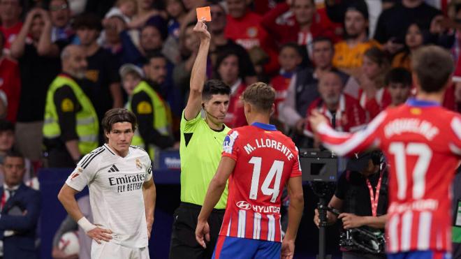 Marcos Llorente ve la tarjeta roja en el derbi de la primera vuelta (Cordon Press)