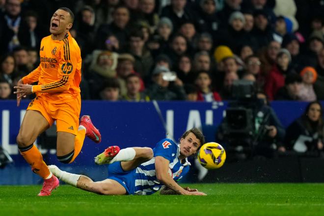 La polémica acción de Carlos Romero a Kylian Mbappé (EFE)