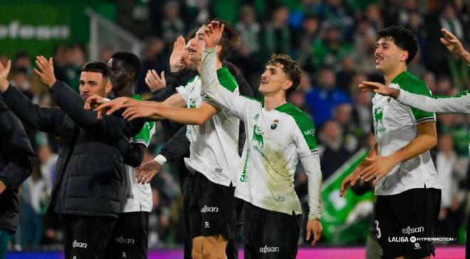 Los jugadores del Racing de Santander celebran el triunfo ante el Málaga (Foto: LALIGA).