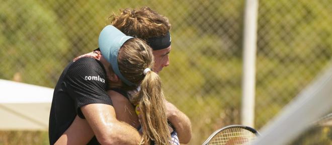 Stefanos Tsitsipas y Paula Badosa se abrazan en un entrenamiento (Foto: EFE).