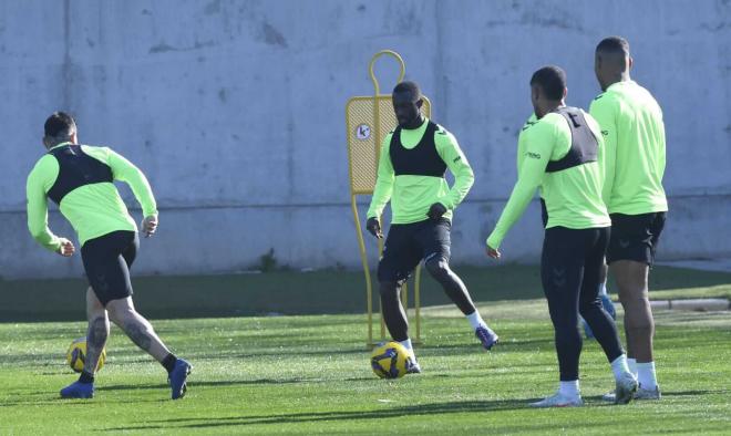 Sabaly, en el entrenamiento del Betis de este martes (Foto: Kiko Hurtado)