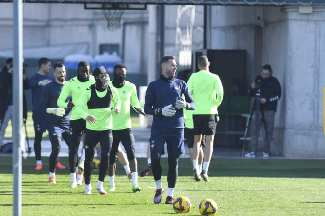 Adrián San Miguel, en el entrenamiento del Betis (Foto: Kiko Hurtado)