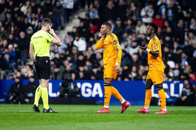 Kylian Mbappé charla con el árbitro durante un partido (foto: Cordon Press).