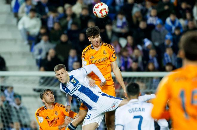 Jacobo Ramón ganando un duelo contra el Leganés (EFE)