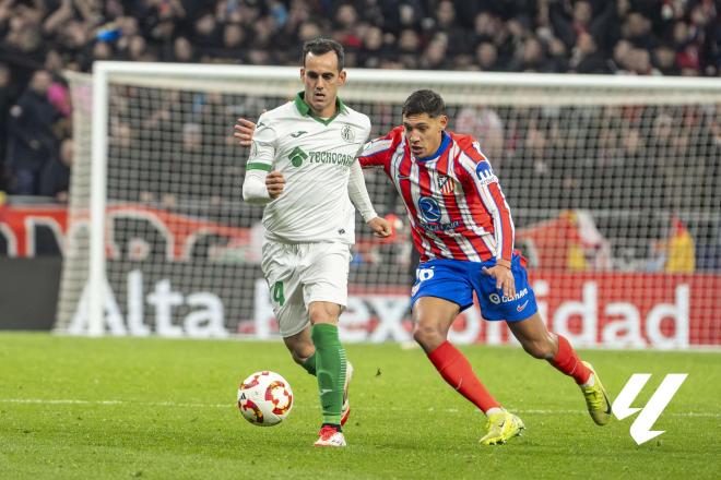 Juanmi Jiménez dribla a Nahuel Molina en el Atlético - Getafe de Copa (Foto: LALIGA).