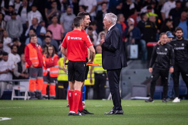 Carlo Ancelotti dialoga con el árbitro durante el Valencia-Real Madrid (foto: Cordon Press).