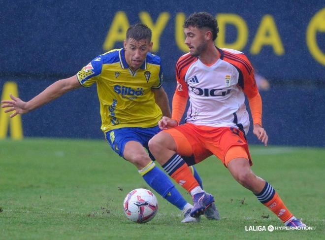 Álex Cardero controla delante de Rubén Alcaraz en el Cádiz-Oviedo (Foto: LALIGA).