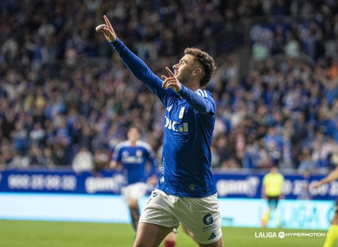 Álex Cardero celebra su gol en el Oviedo-Mirandés (Foto: LALIGA).