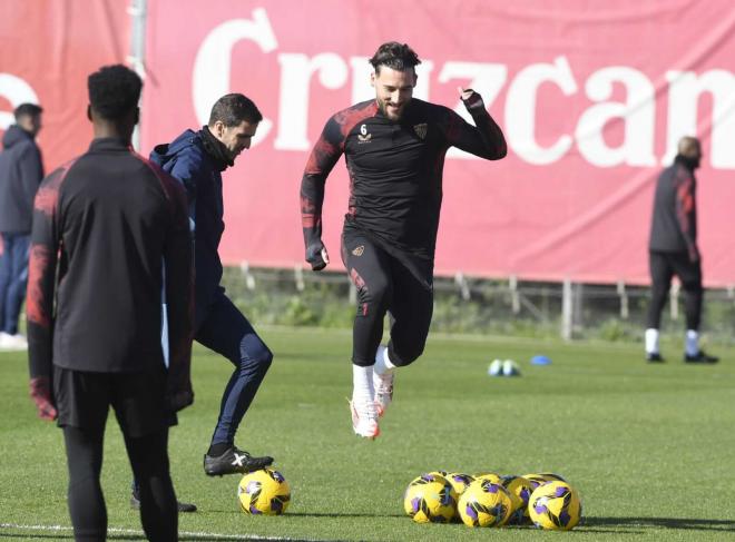 Nemanja Gudelj, en el entrenamiento de este miércoles (Foto: Kiko Hurtado).