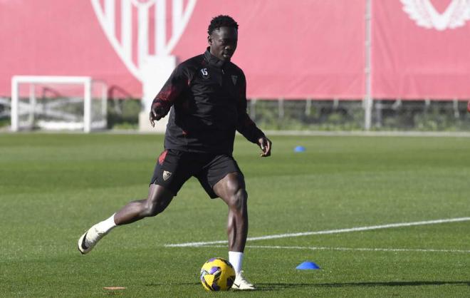 Akor Adams, en uno de sus primeros entrenamientos con el Sevilla (Foto: Kiko Hurtado).