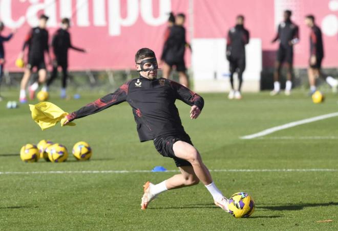 José Ángel Carmona, con máscara, en el entrenamiento de este miércoles (Foto: Kiko Hurtado).