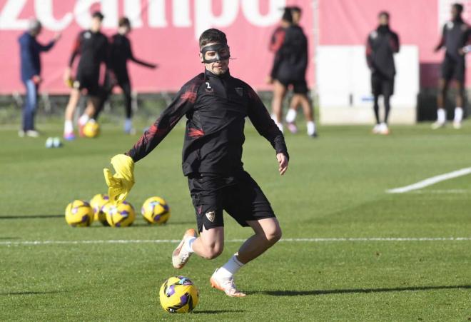 José Ángel Carmona, con máscara, en el entrenamiento de este miércoles (Foto: Kiko Hurtado).