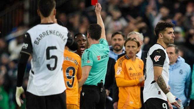 Vinicius Jr recibe la cartulina roja durante el Valencia-Real Madrid (foto: Cordon Press).