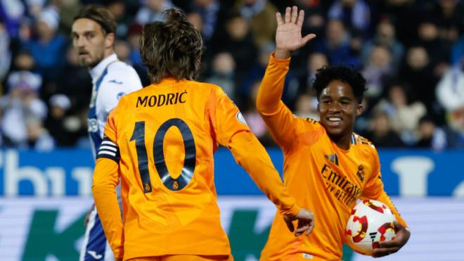 Endrick y Modric chocando las manos (EFE)