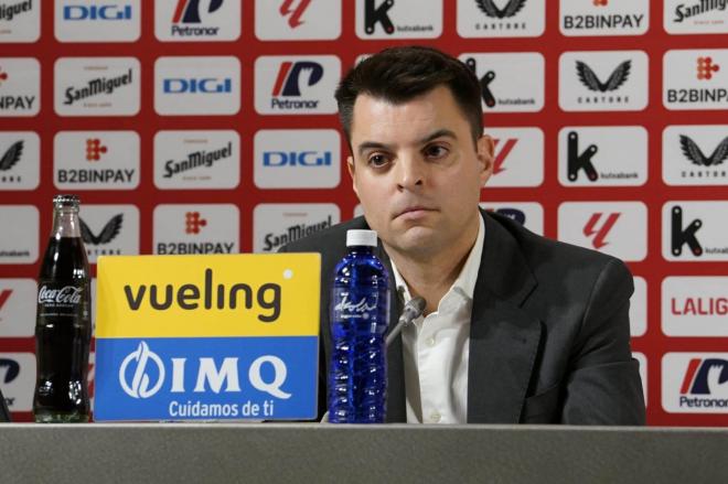 El Director General de Fútbol Mikel González atiende a la prensa en Lezama (Foto: Athletic Club).
