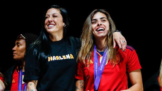 Jenni Hermoso y Misa Rodríguez durante la celebración del Mundial (Fuente: Europa Press)