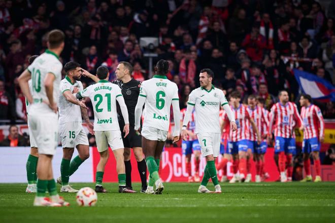 Los jugadores del Getafe protestan a Cuadra Fernández en el partido contra el Atlético (Cordon Pr