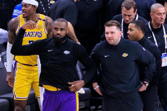 LeBron James y Luka Doncic celebran durante el Lakers-Clippers (Foto: Cordon Press).