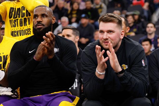 LeBron James y Luka Doncic aplauden durante el Lakers-Clippers (Foto: Cordon Press).